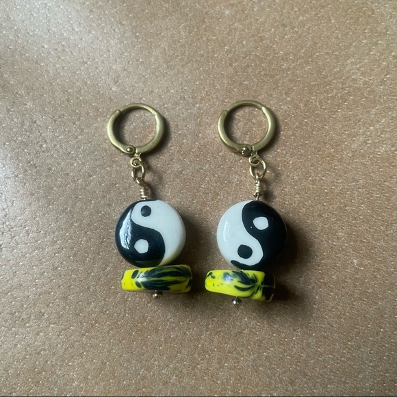 Ceramic yin Yang tie dye beaded hoop earrings - Picture 6 of 7
